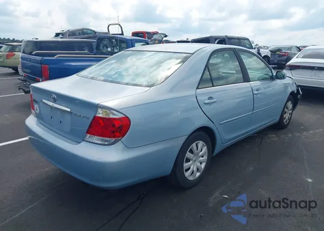 2005 Toyota Camry Le z USA, uszkodzony, nr VIN 4T1BE32K75U979568